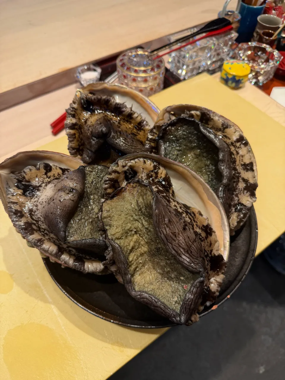 ⁡1.2kgを超える、大ぶりの鮑。