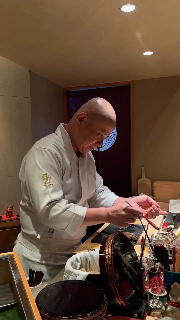 目の前で仕上がる握りを、おまかせで